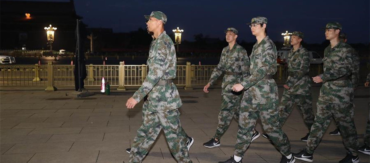 中国男篮集训队观看升国旗仪式