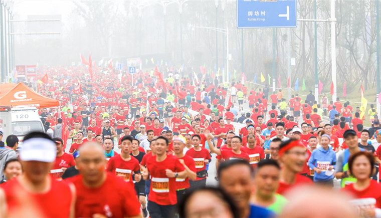 加油！你们奋力奔跑的身影是红马赛道上最美的风景线