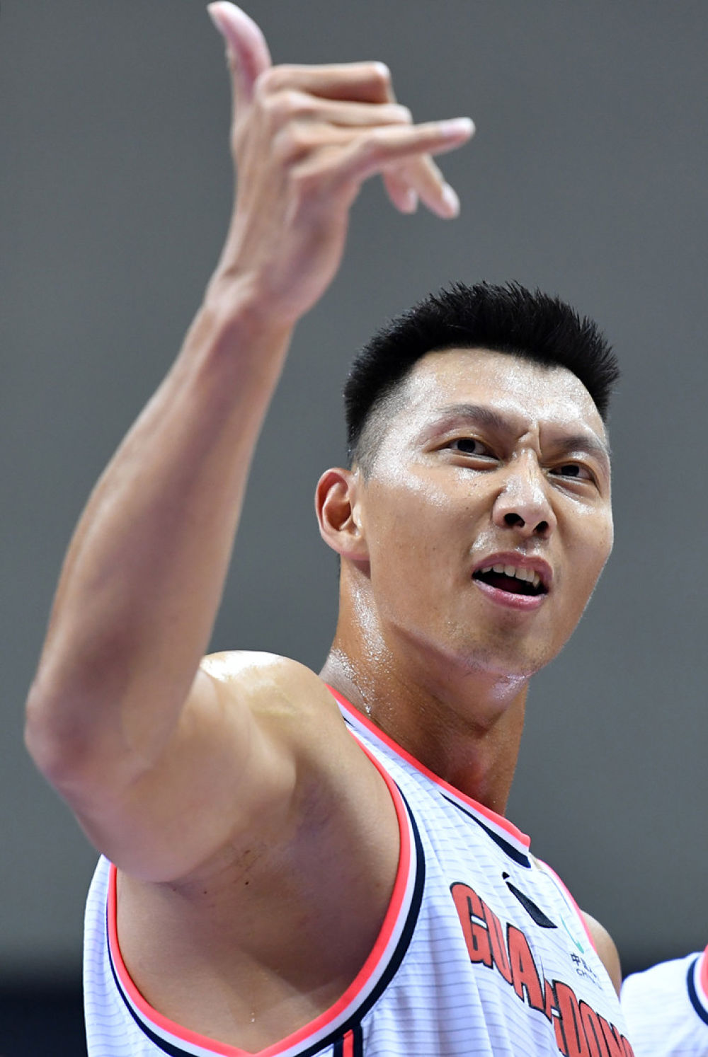 8、易建联（男，32岁，篮球）