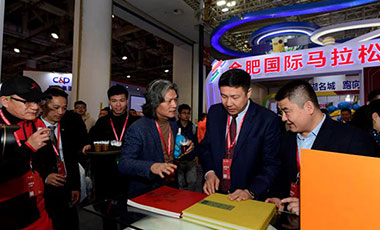 中国马拉松摄影大赛摄影展首次亮相中国马博会