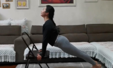 用椅子健身法来强化核心力量