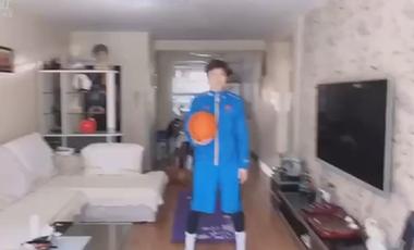 黑龙江女篮主教练纪妍妍在家也不忘练球