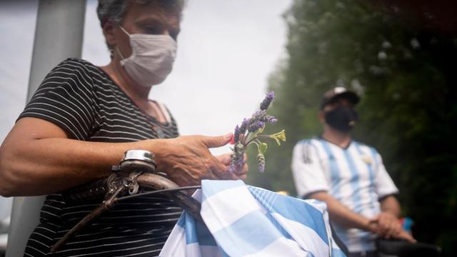 球迷哀悼马拉多纳