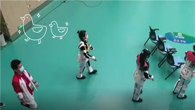 vlog |杨倩迈着小黄鸭的步伐去比赛