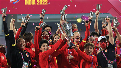 骄傲！女足姑娘高高举起冠军奖杯