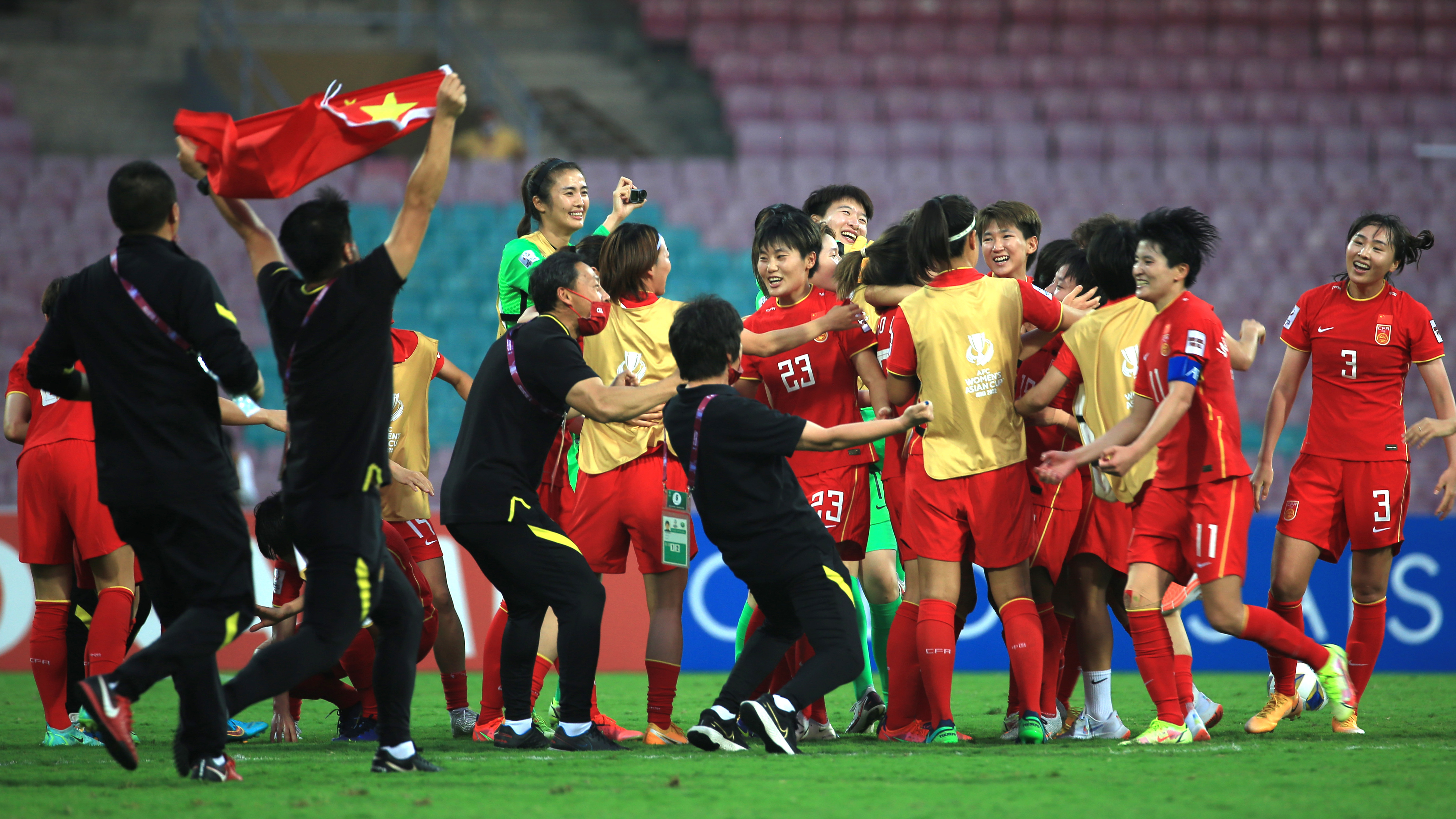 体育时评：向永不言弃的&ldquo;铿锵玫瑰&rdquo;精神致敬&mdash;&mdash;写在中国女足重返亚洲之巅之际
