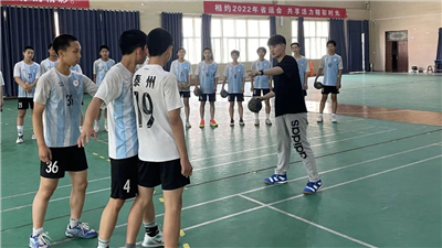 那个让手球上热搜的90后教练