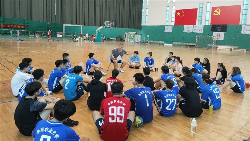 华南农业大学 让党旗在手球场上飘扬