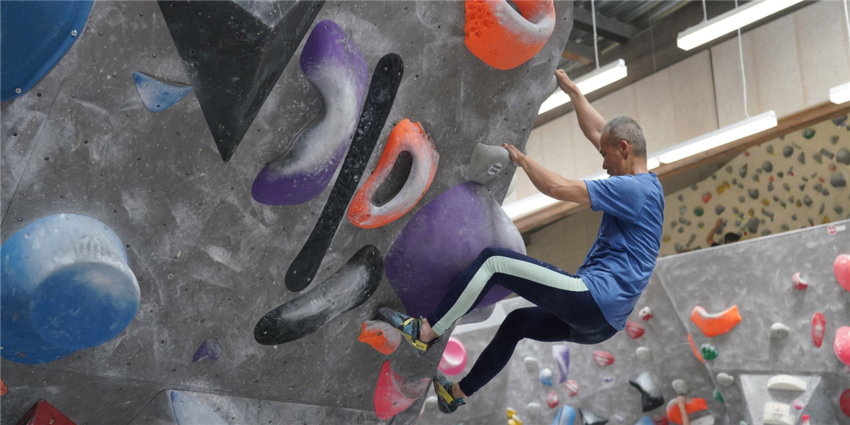 &ldquo;深潜&rdquo;巧遇&ldquo;攀高&rdquo; 共话体育精神