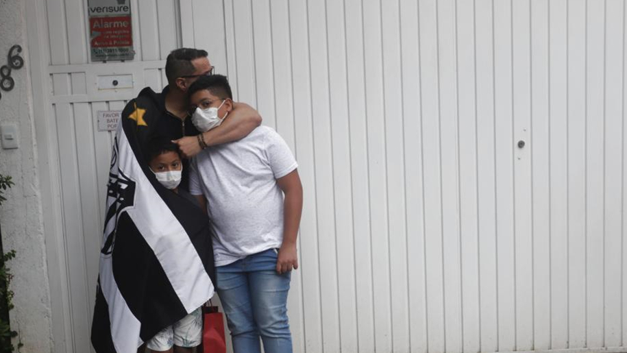 球迷在阿尔伯特&middot;爱因斯坦医院外哀悼贝利