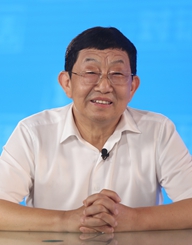 姚忠良（右侧）