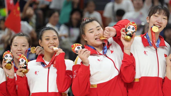 中国队战胜日本队获得大运会女子篮球金牌