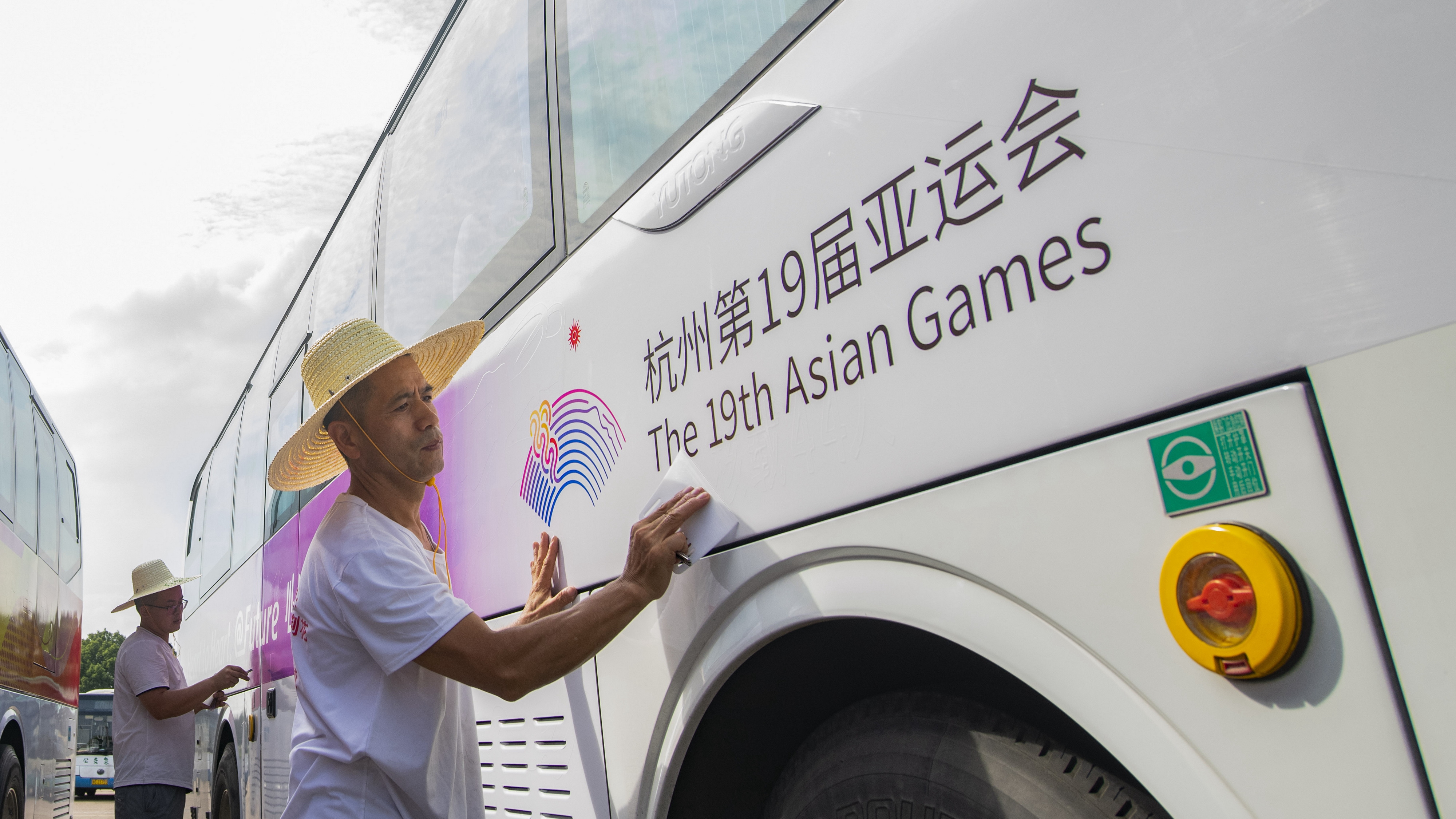 浙江金华：公交车换上&ldquo;亚运新装&rdquo;