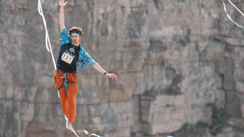 追光 | 黄河悬崖上，&ldquo;云端勇者&rdquo;上演竞速赛