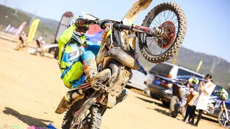 追光 | 当一位玫瑰花农成为越野摩托车手