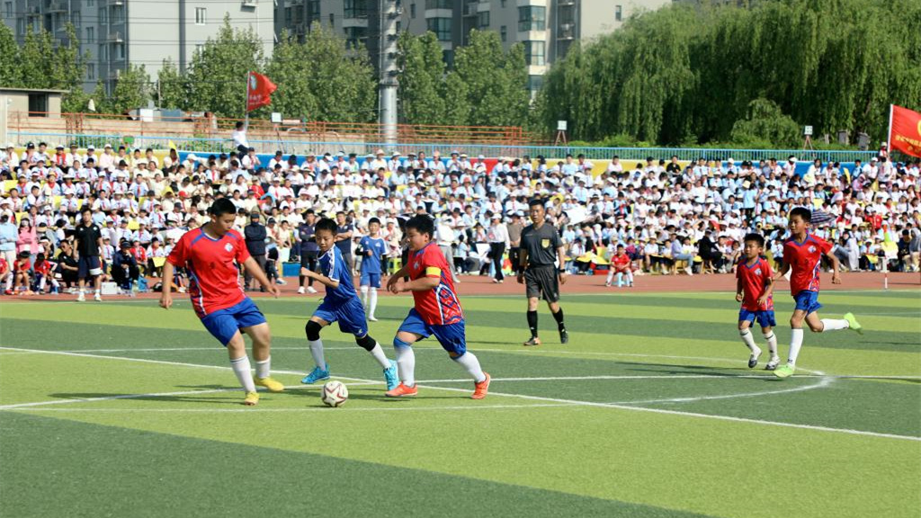 追光丨一场小学足球赛，何以吸引上千观众？