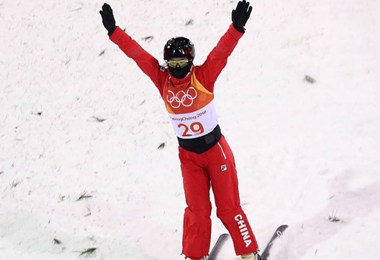 自由式滑雪女子空中技巧：张鑫和孔凡钰获颁奖牌