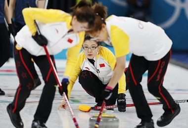 中国女子冰壶队一日双赛双喜临门