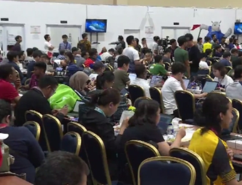 雅加达亚运会新闻中心：各国记者在报道开幕式