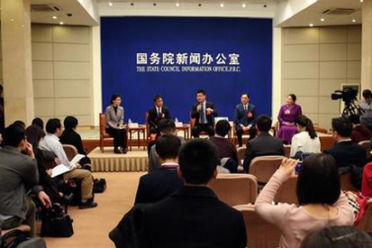 国新办就脱贫攻坚举行中外记者见面会