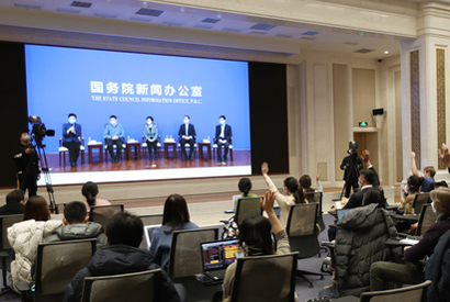 国新办举行参与一线救治工作的中国专家介绍治疗新冠肺炎做法记者见面会