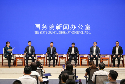 国新办举行交通扶贫干部和典型代表与中外记者见面会