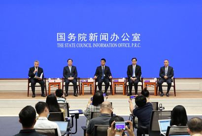 国新办举行企业家代表与中外记者见面会