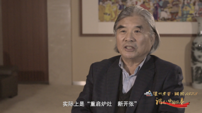 图为王建新接受采访