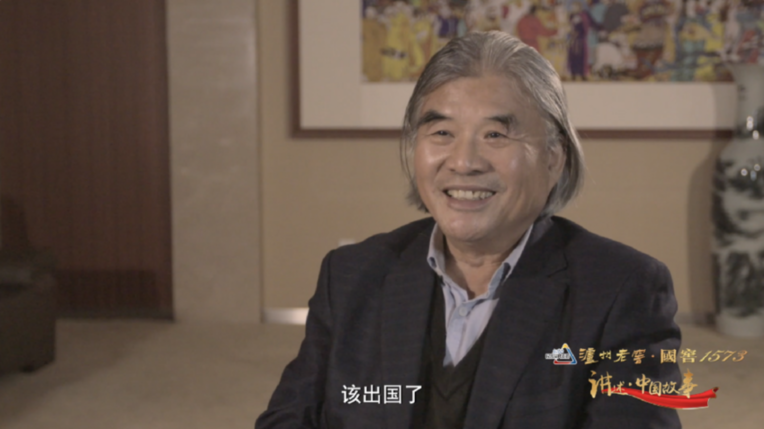 图为王建新接受采访