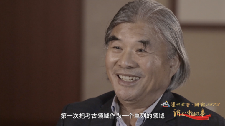 图为王建新接受采访