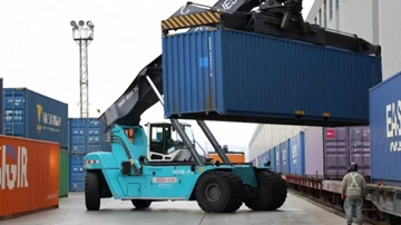 前11月国家铁路发送货物同比增长2.7%