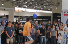 外国帅哥在现场玩跳绳游戏