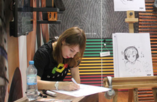 美女画家现场给观众画肖像