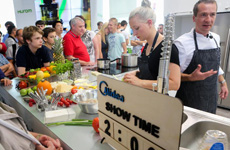 美的展区展示的智能厨房