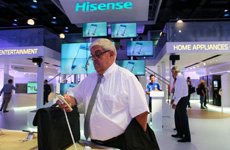 参观者在海信展区参观电视