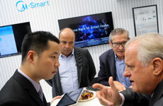 与会代表在美的展区交流