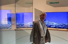 一名参观者从海信展区前走过