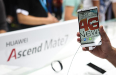 参观者在华为展区体验M7