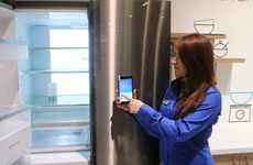 工作人员在展示海尔智能冰箱