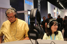 观众在飞利浦展台体验新款耳机