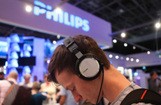 观众体验新款飞利浦耳机