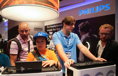 小观众在体验飞利浦展台的新产品