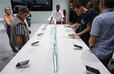 观众在现场体验华为产品