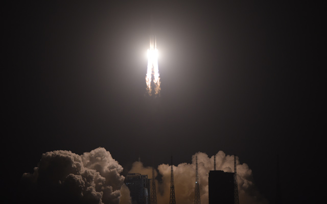 长征五号遥三运载火箭在中国文昌航天发射场点火升空