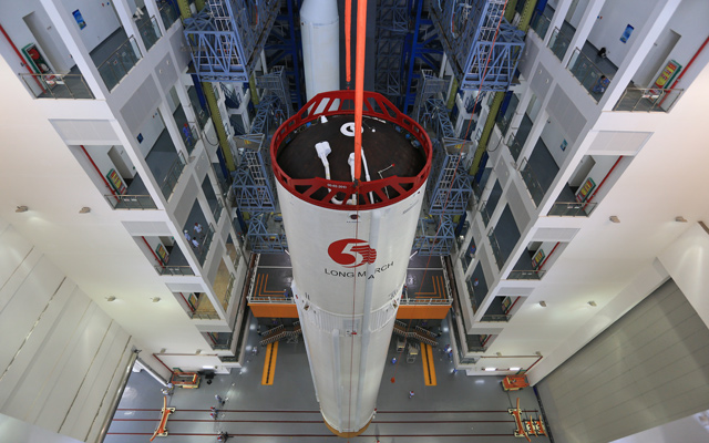 这是在厂房吊装过程中的长征五号遥三运载火箭
