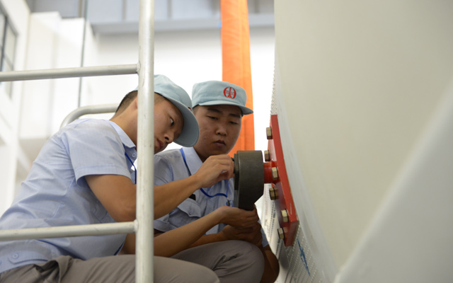 工作人员在为箭体装吊具