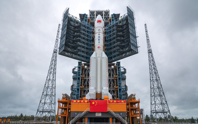 长征五号遥三运载火箭垂直转运至发射区