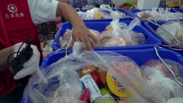 记者探访:三亚向滞留游客派送“爱心包”