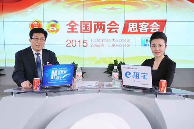 嘉宾与主持人合影