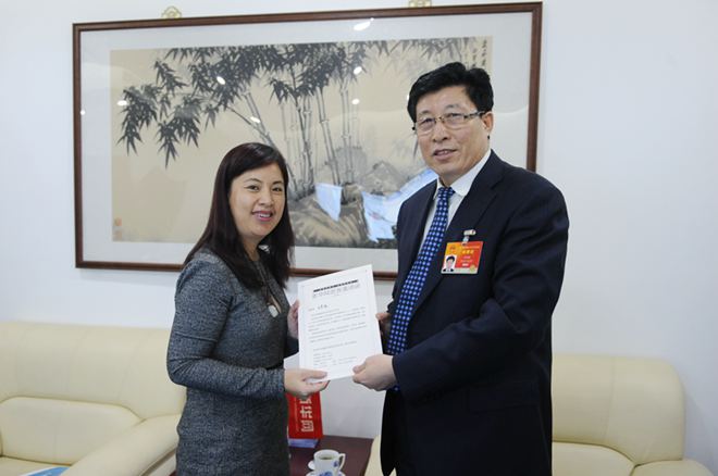 刘娟为王景海颁发邀请函